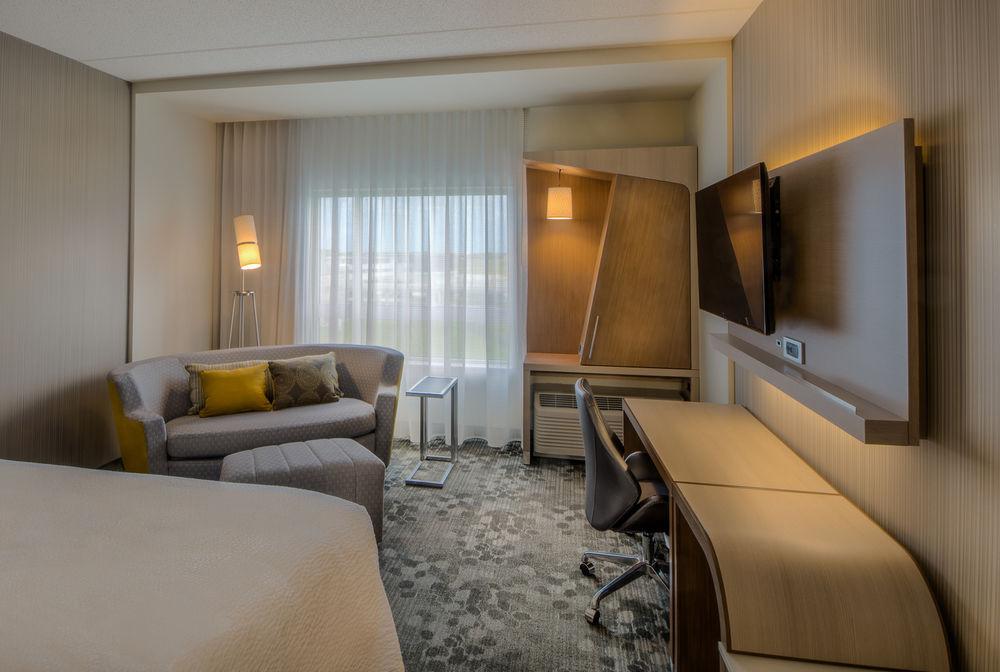 Courtyard By Marriott Winnipeg Airport Exterior photo