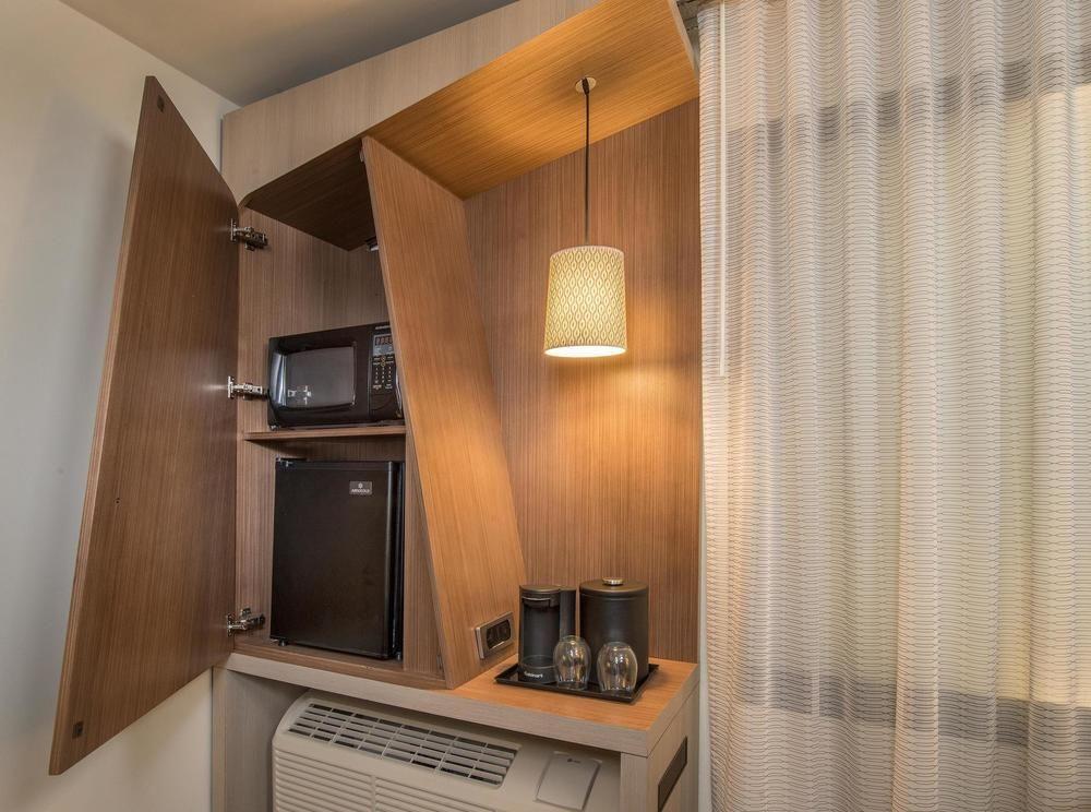 Courtyard By Marriott Winnipeg Airport Exterior photo