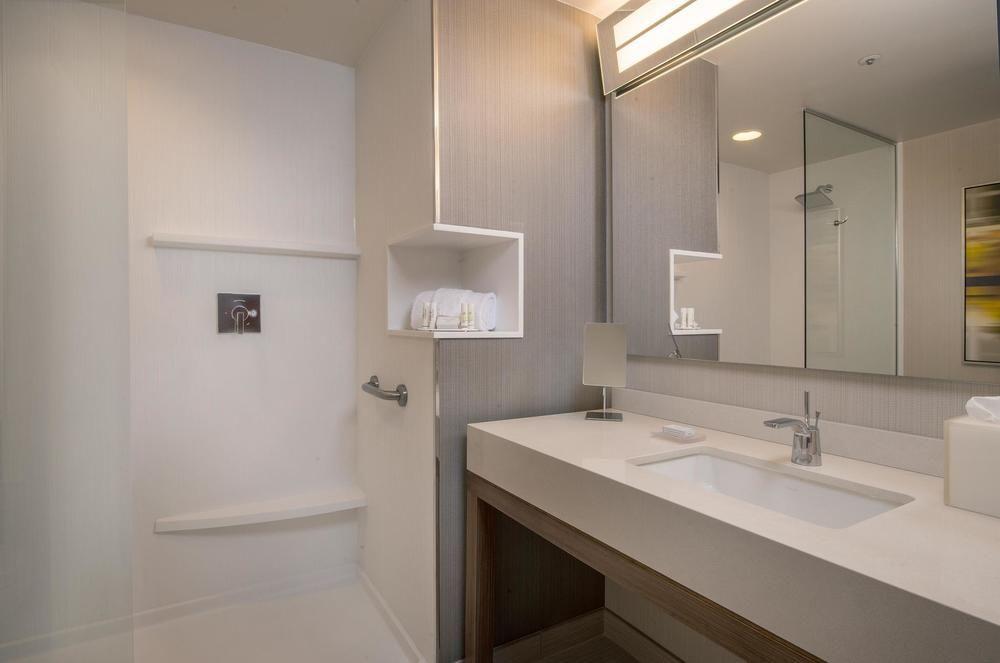 Courtyard By Marriott Winnipeg Airport Exterior photo