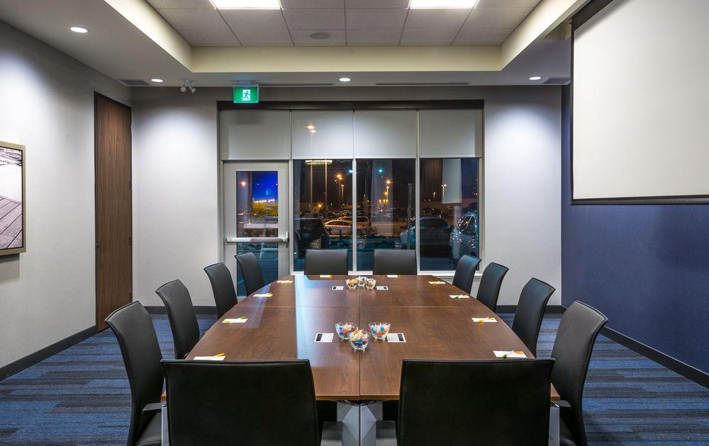 Courtyard By Marriott Winnipeg Airport Exterior photo
