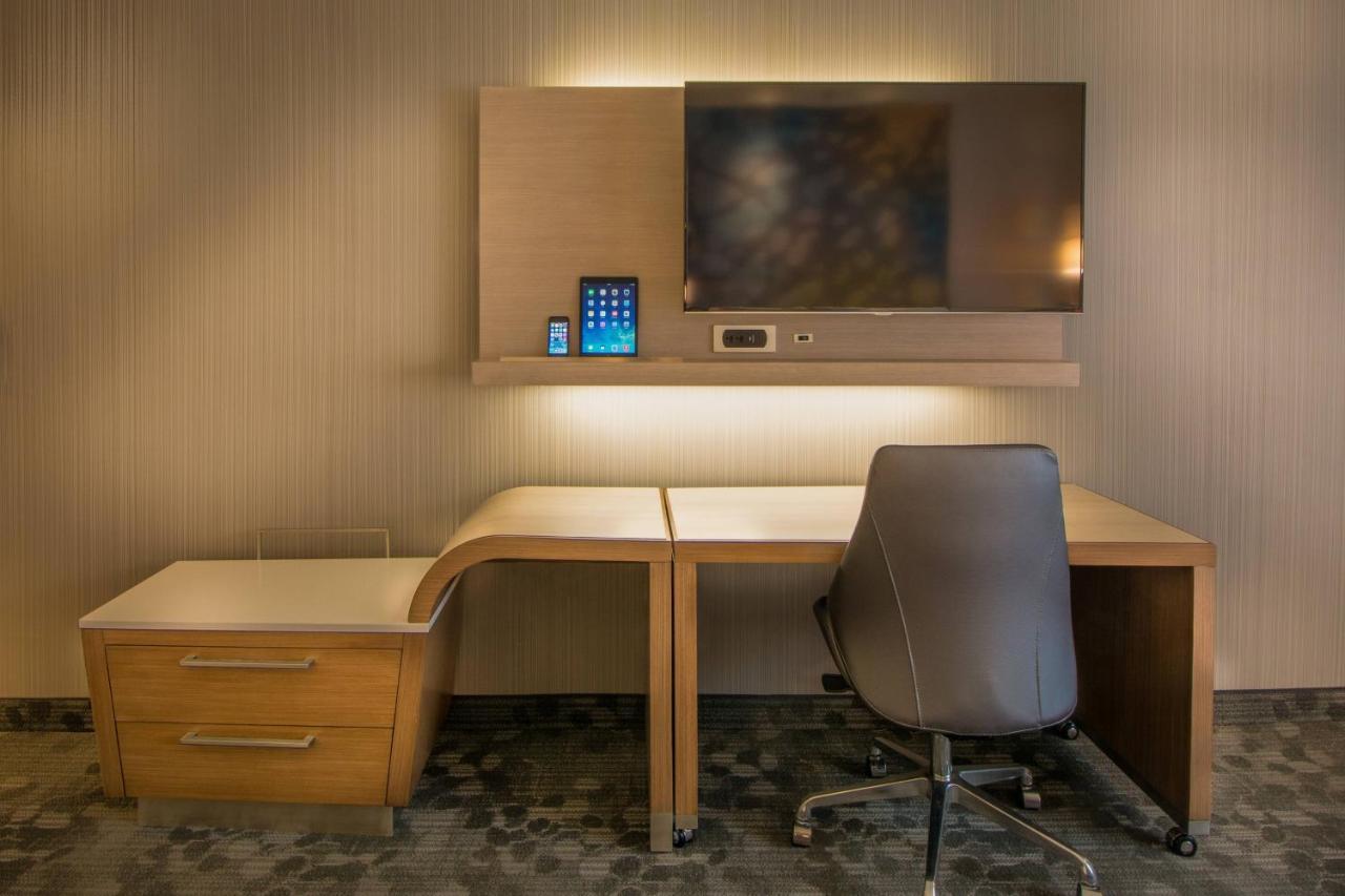 Courtyard By Marriott Winnipeg Airport Exterior photo
