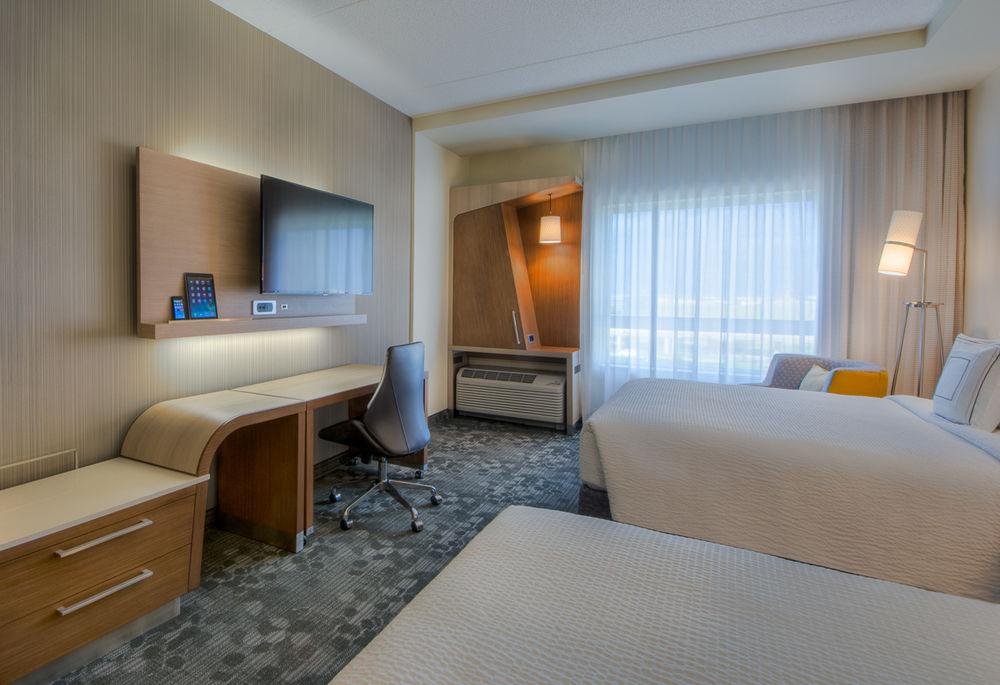 Courtyard By Marriott Winnipeg Airport Exterior photo