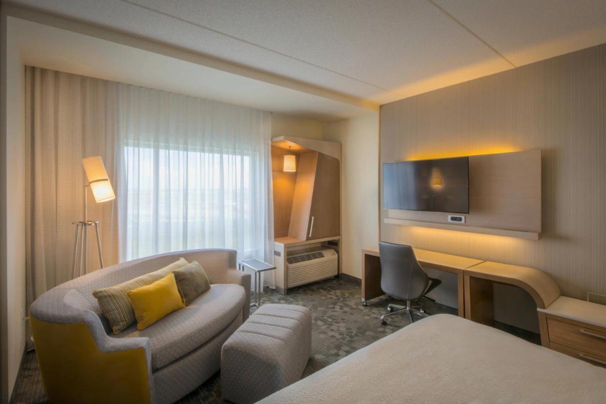Courtyard By Marriott Winnipeg Airport Room photo