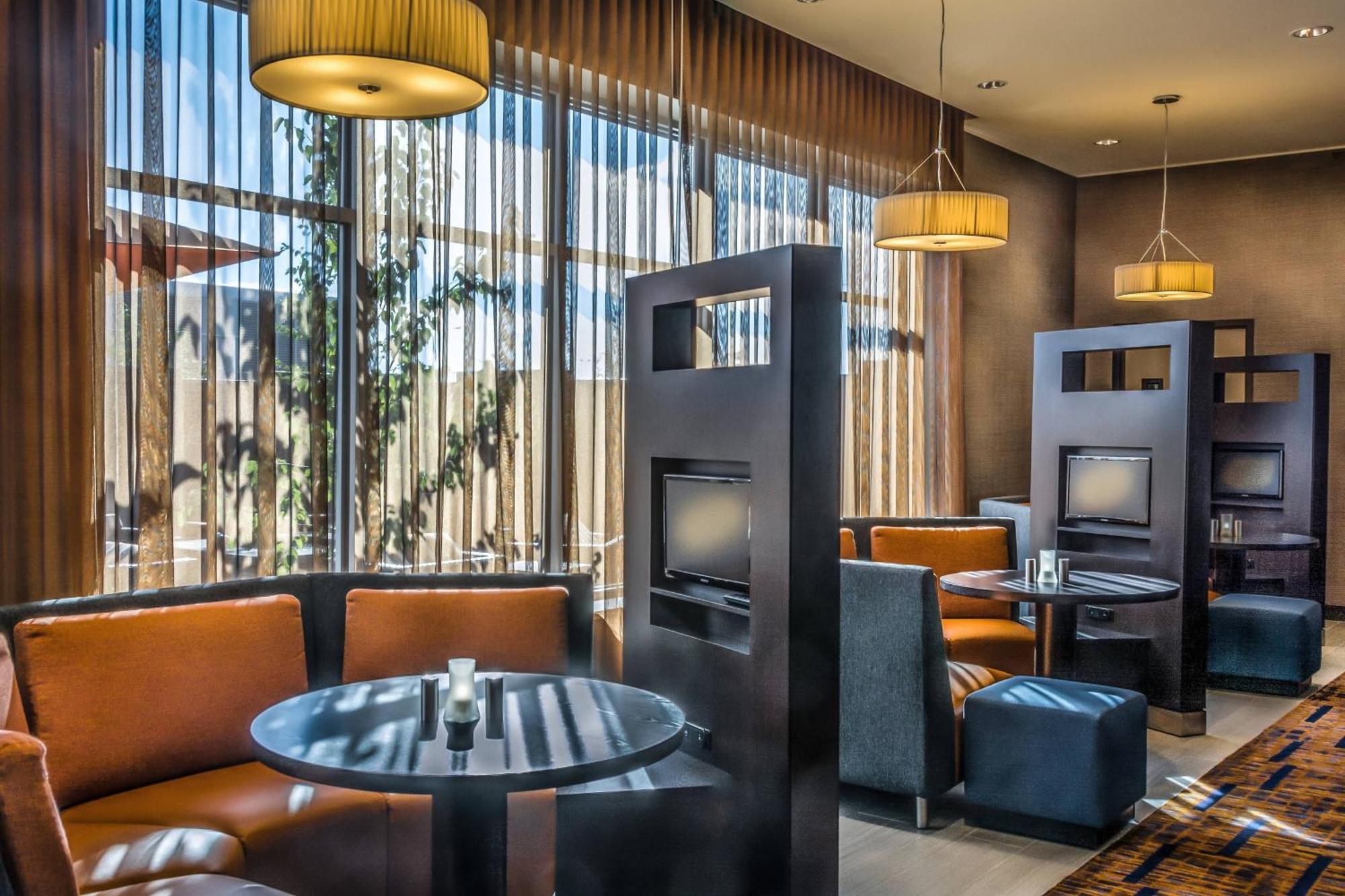 Courtyard By Marriott Winnipeg Airport Exterior photo