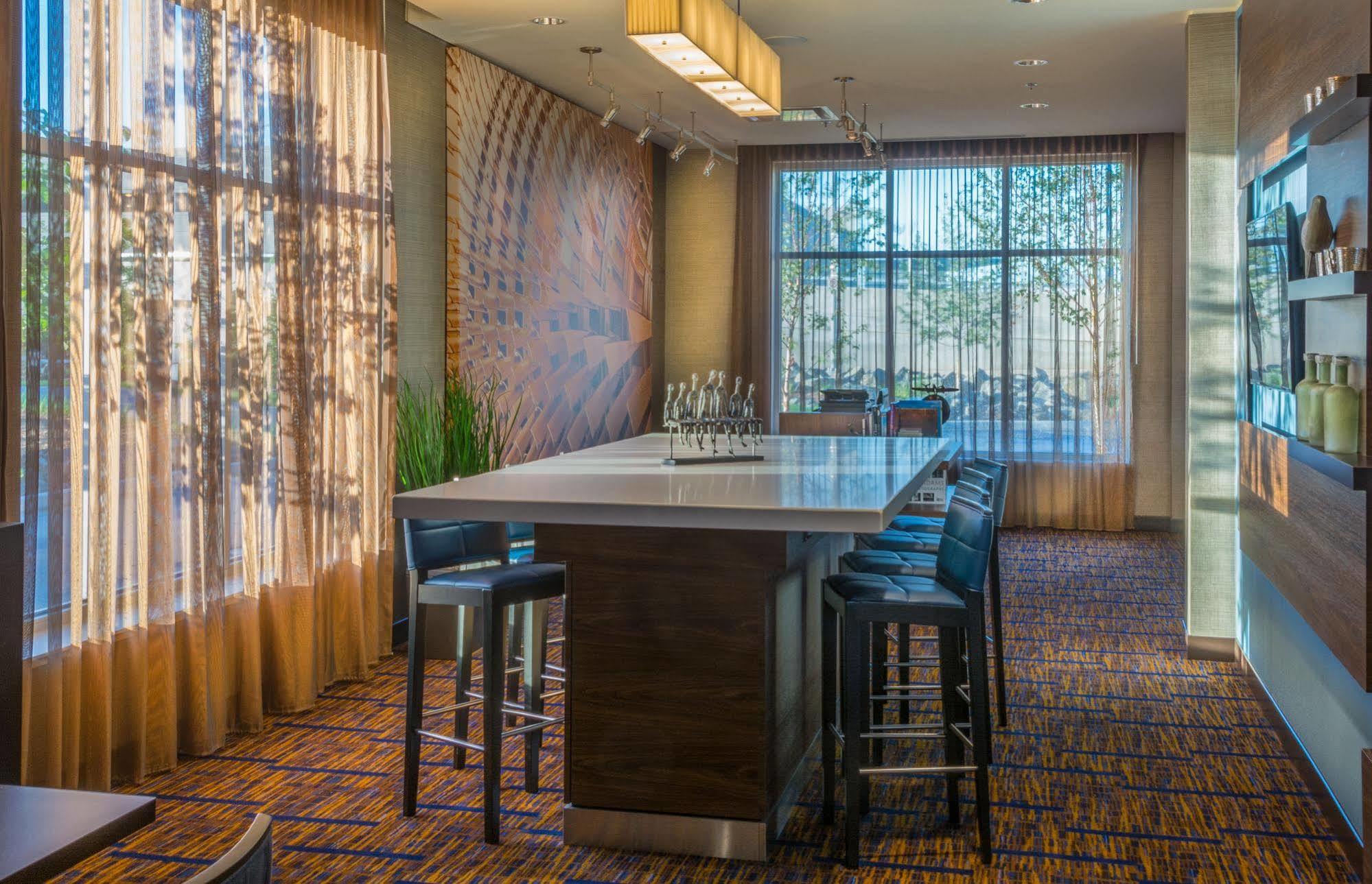 Courtyard By Marriott Winnipeg Airport Exterior photo
