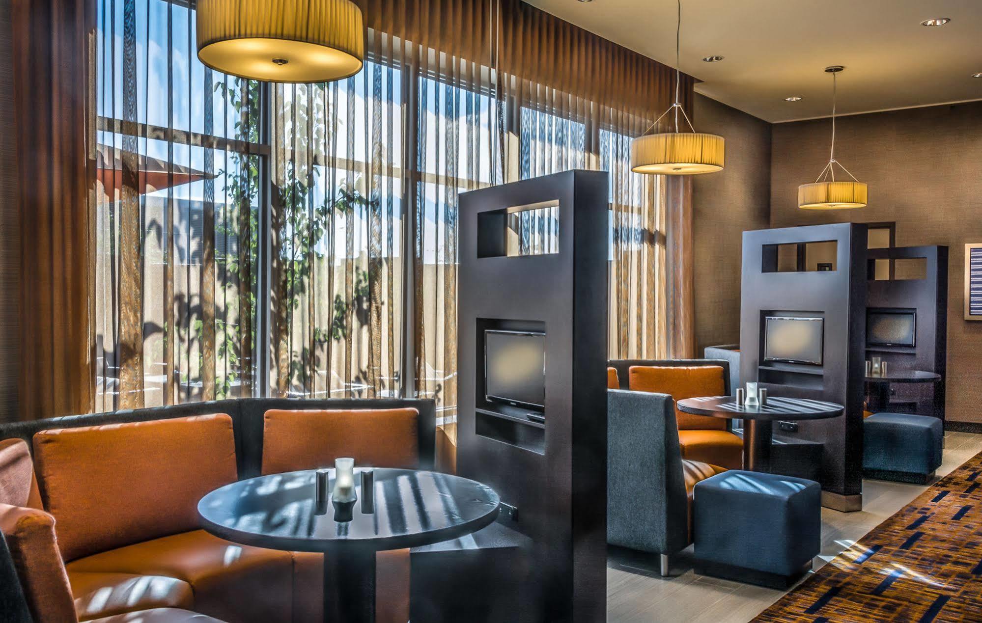 Courtyard By Marriott Winnipeg Airport Exterior photo