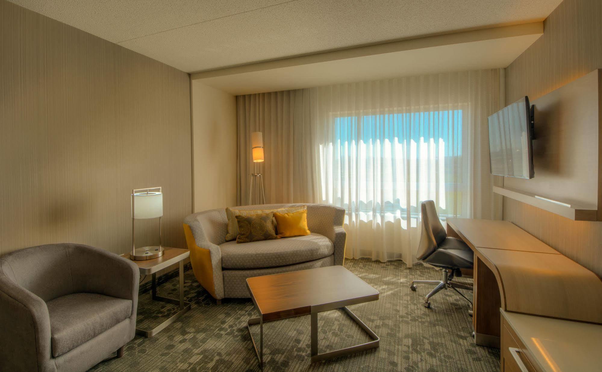 Courtyard By Marriott Winnipeg Airport Exterior photo
